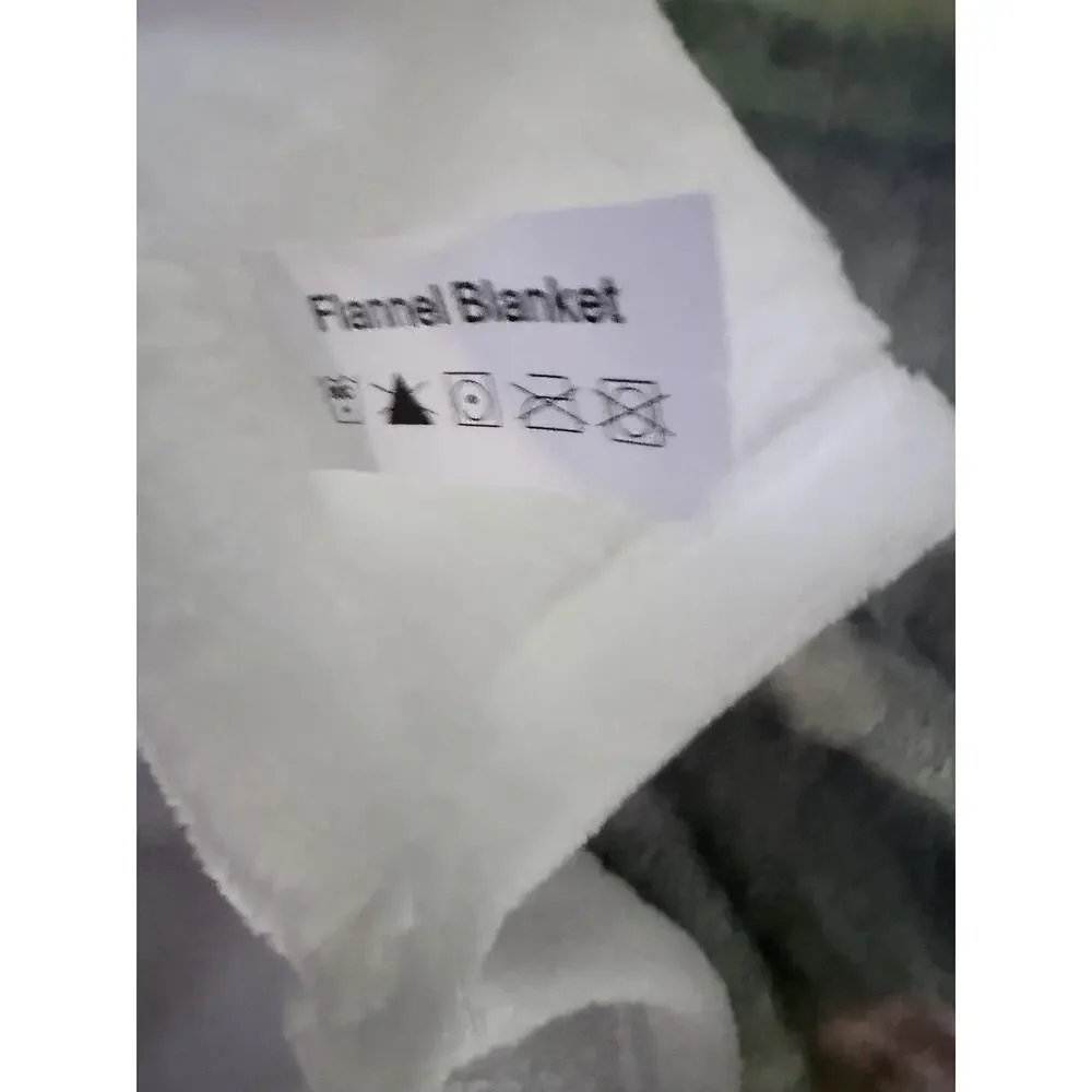 Very Nice Flannel Blanket With Pink And Black Feathered Heart Brand New 50x60